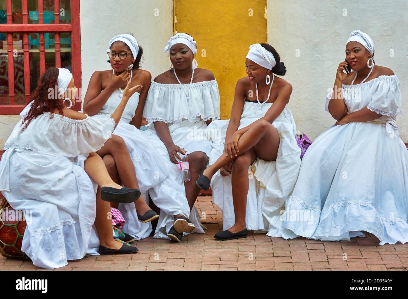 Gruppo folk in attesa di una cerimonia nuziale, San Pedro Claver chiesa,  Cartagena de Indias, Bolivar, Colombia, Sud America Foto stock - Alamy
