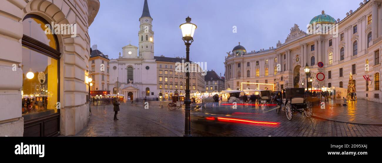 Mercatino di Natale con bancarelle e San Michele Chiesa cattolica in Michaelerplatz, Vienna, Austria, Europa Foto Stock