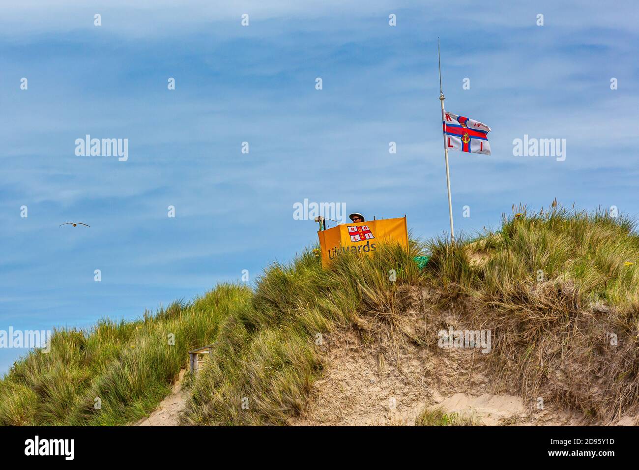 Bagnini RLNI salvavita salvataggio in servizio a Crantock Beach, Newquay in Cornovaglia. Foto Stock