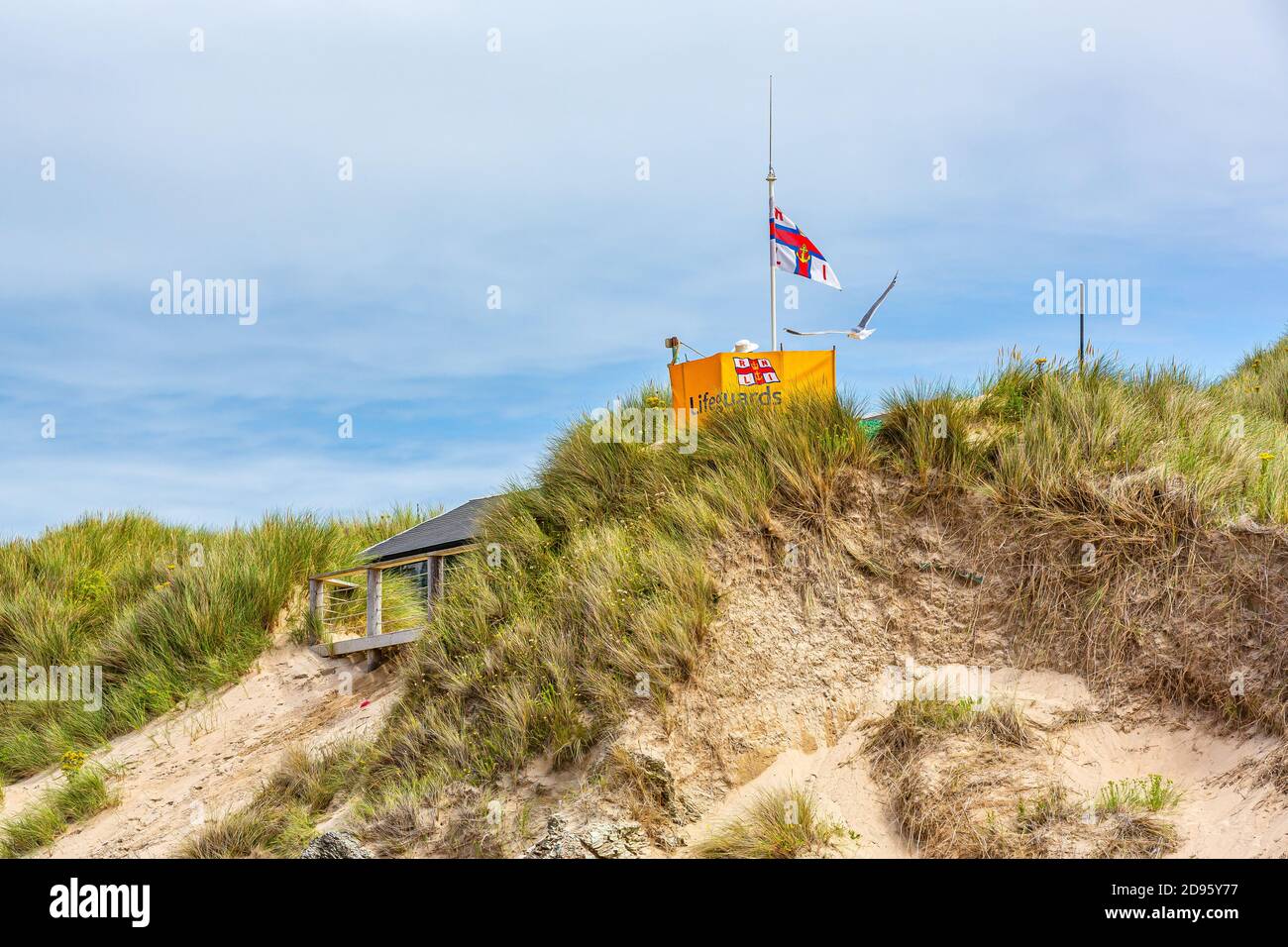 Bagnini RLNI salvavita salvataggio in servizio a Crantock Beach, Newquay in Cornovaglia. Foto Stock