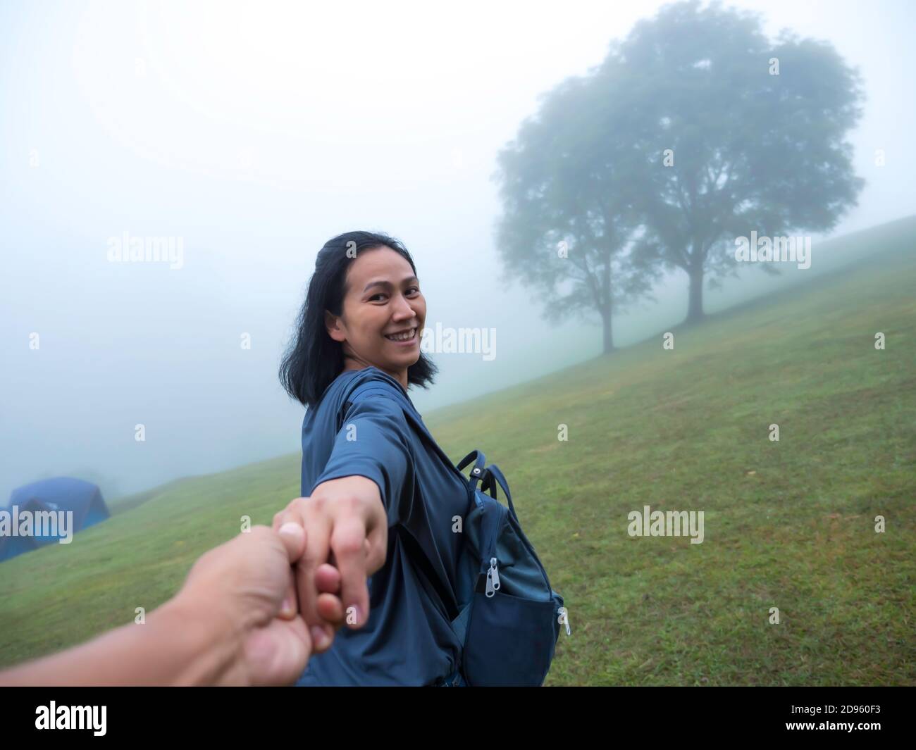Coppia asiatica che tiene la mano sulla montagna Foto Stock