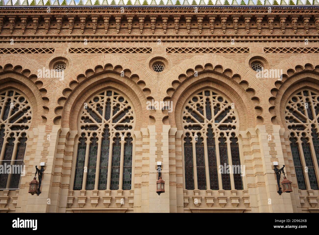 Dettaglio della stazione ferroviaria di Toledo, Spagna. Neo-Mudéjar, architettura moresca revival. Foto Stock