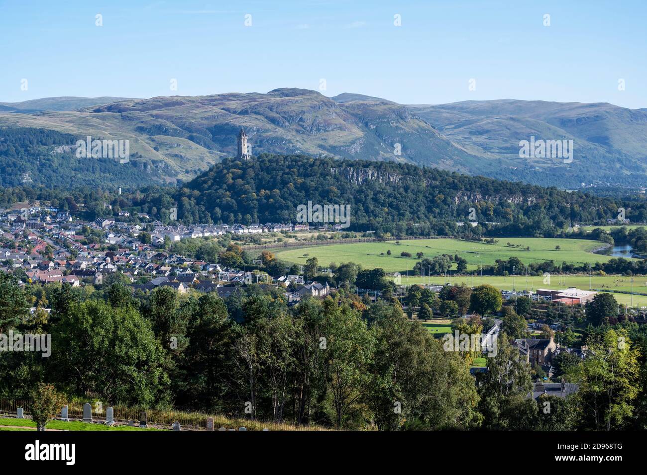 Vista in lontananza la National Wallace Monument su Abbey Craig e le Ochil Hills oltre visto dal merli del Castello di Stirling, Scozia, Regno Unito Foto Stock