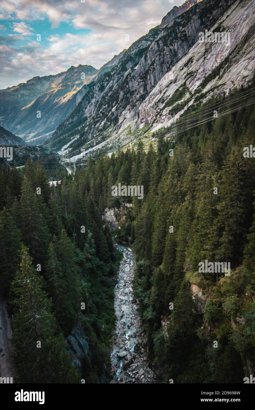 Vista dall'alto verso la valle con il fiume blu in Svizzera Foto Stock