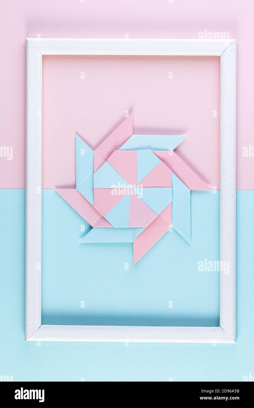 Stella Origami. Realizzato con fogli quadrati di carta e struttura in legno bianco. Artigianato di carta colorato. Foto Stock