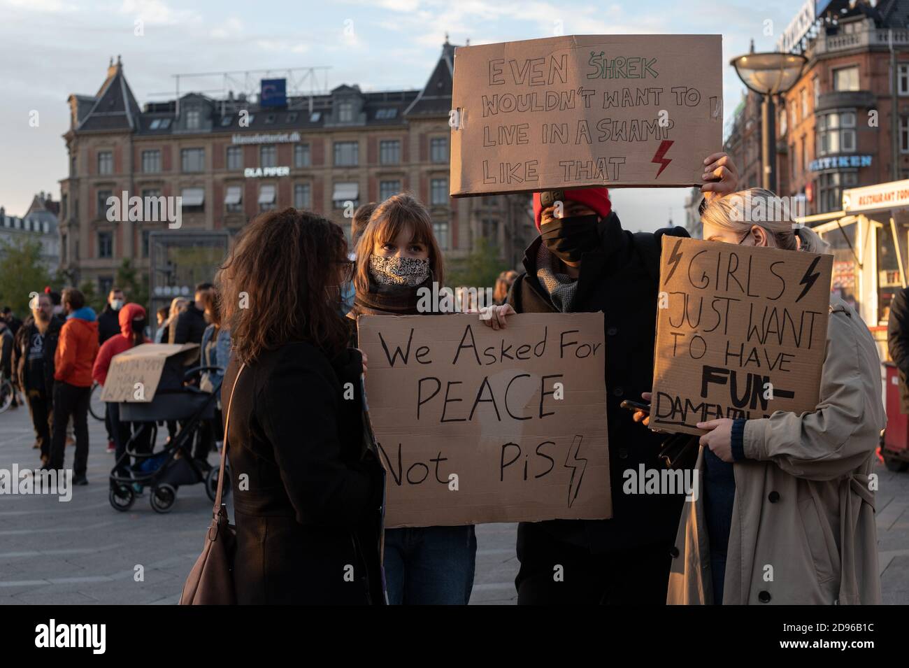 Copenaghen, Danimarca. 01 novembre. I polacchi in Danimarca e i sostenitori protestano contro l'inasprimento della legge sull'aborto in Polonia. I manifestanti tengono i cartelli con slogan e hanno portato l'immagine rossa del fulmine che è diventata un simbolo delle proteste. Foto Stock