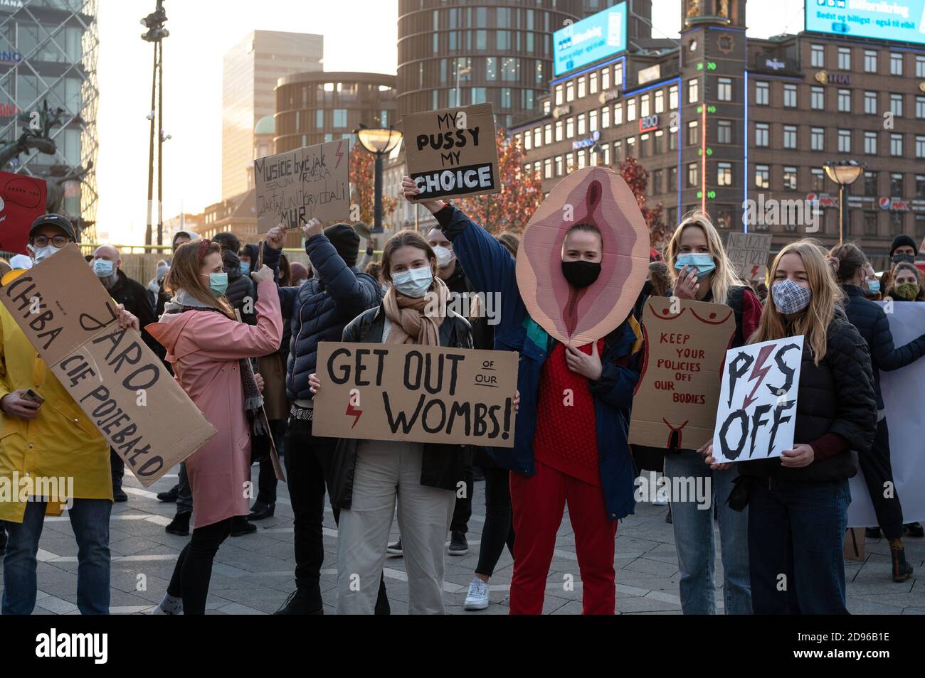 Copenaghen, Danimarca. 01 novembre. I polacchi in Danimarca e i sostenitori protestano contro l'inasprimento della legge sull'aborto in Polonia. I manifestanti tengono i cartelli con slogan e hanno portato l'immagine rossa del fulmine che è diventata un simbolo delle proteste. Foto Stock