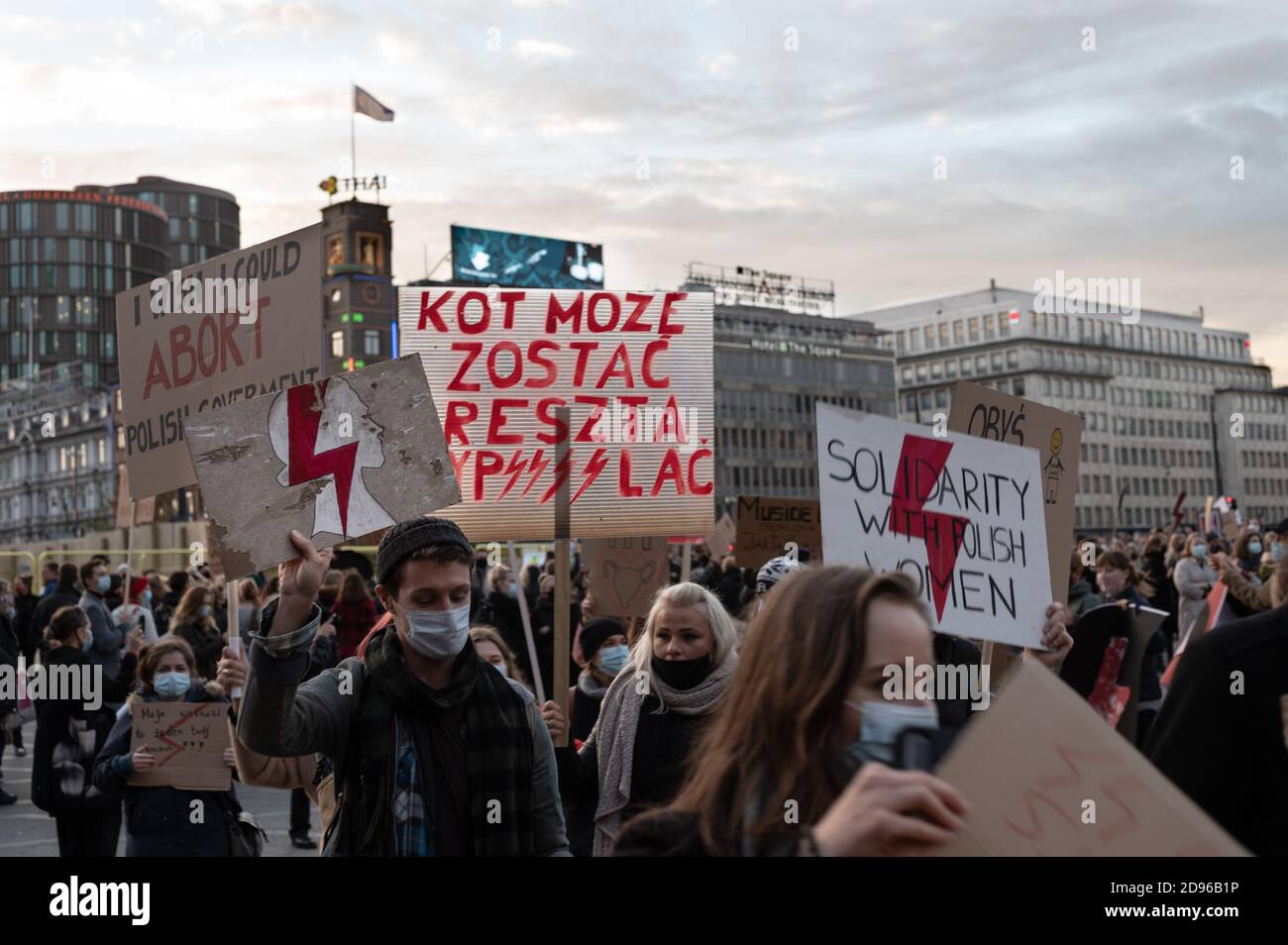 Copenaghen, Danimarca. 01 novembre. I polacchi in Danimarca e i sostenitori protestano contro l'inasprimento della legge sull'aborto in Polonia. I manifestanti tengono i cartelli con slogan e hanno portato l'immagine rossa del fulmine che è diventata un simbolo delle proteste. Foto Stock