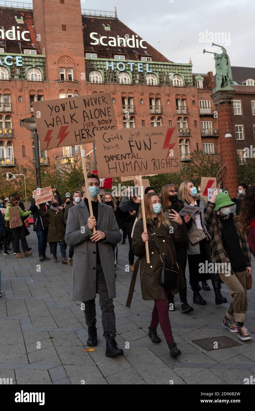Copenaghen, Danimarca. 01 novembre. I polacchi in Danimarca e i sostenitori protestano contro l'inasprimento della legge sull'aborto in Polonia. I manifestanti tengono i cartelli con slogan e hanno portato l'immagine rossa del fulmine che è diventata un simbolo delle proteste. Foto Stock
