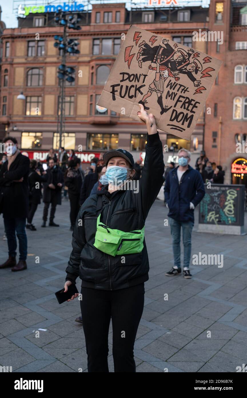 Copenaghen, Danimarca. 01 novembre. I polacchi in Danimarca e i sostenitori protestano contro l'inasprimento della legge sull'aborto in Polonia. I manifestanti tengono i cartelli con slogan e hanno portato l'immagine rossa del fulmine che è diventata un simbolo delle proteste. Foto Stock