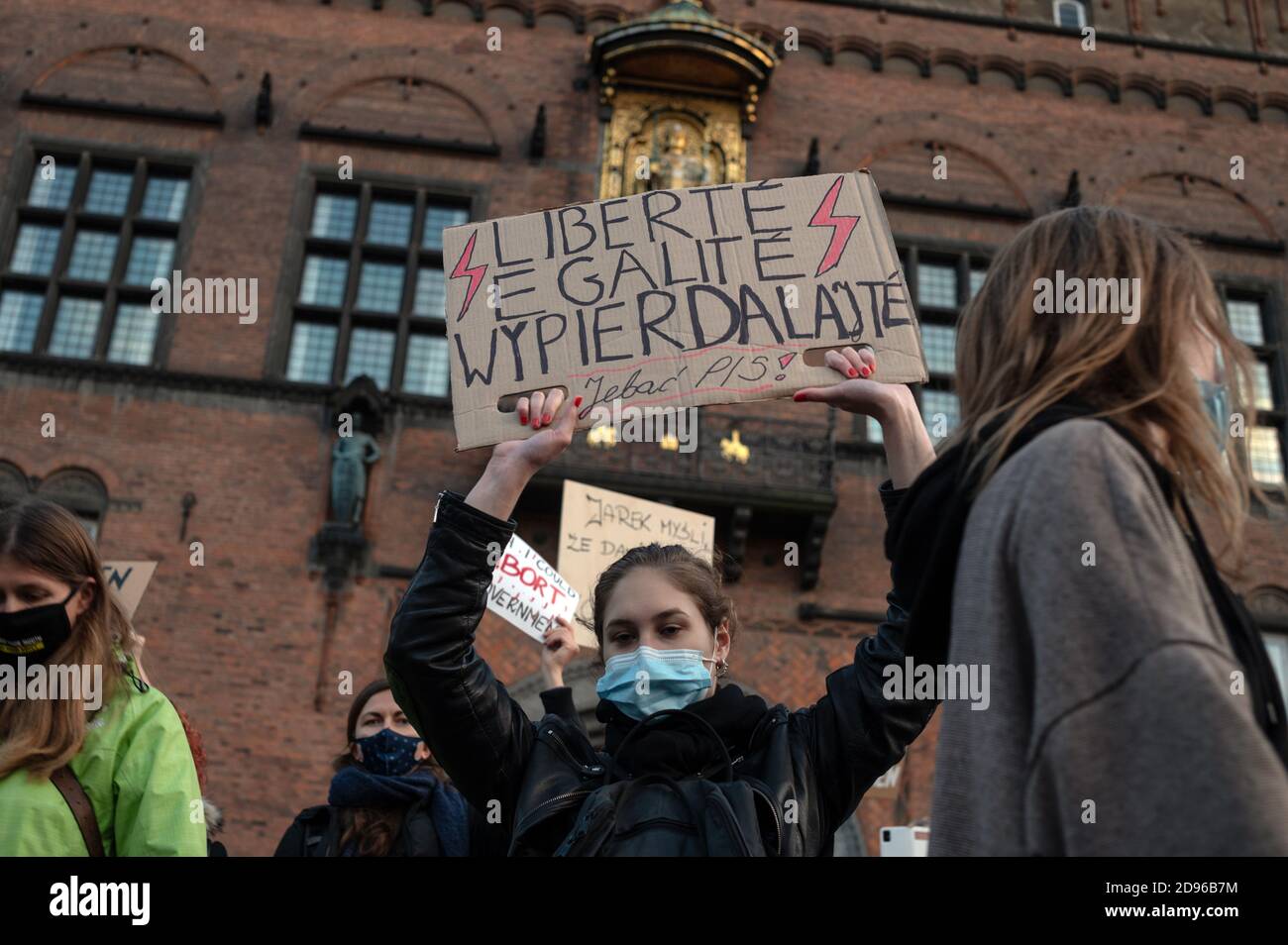 Copenaghen, Danimarca. 01 novembre. I polacchi in Danimarca e i sostenitori protestano contro l'inasprimento della legge sull'aborto in Polonia. I manifestanti tengono i cartelli con slogan e hanno portato l'immagine rossa del fulmine che è diventata un simbolo delle proteste. Foto Stock