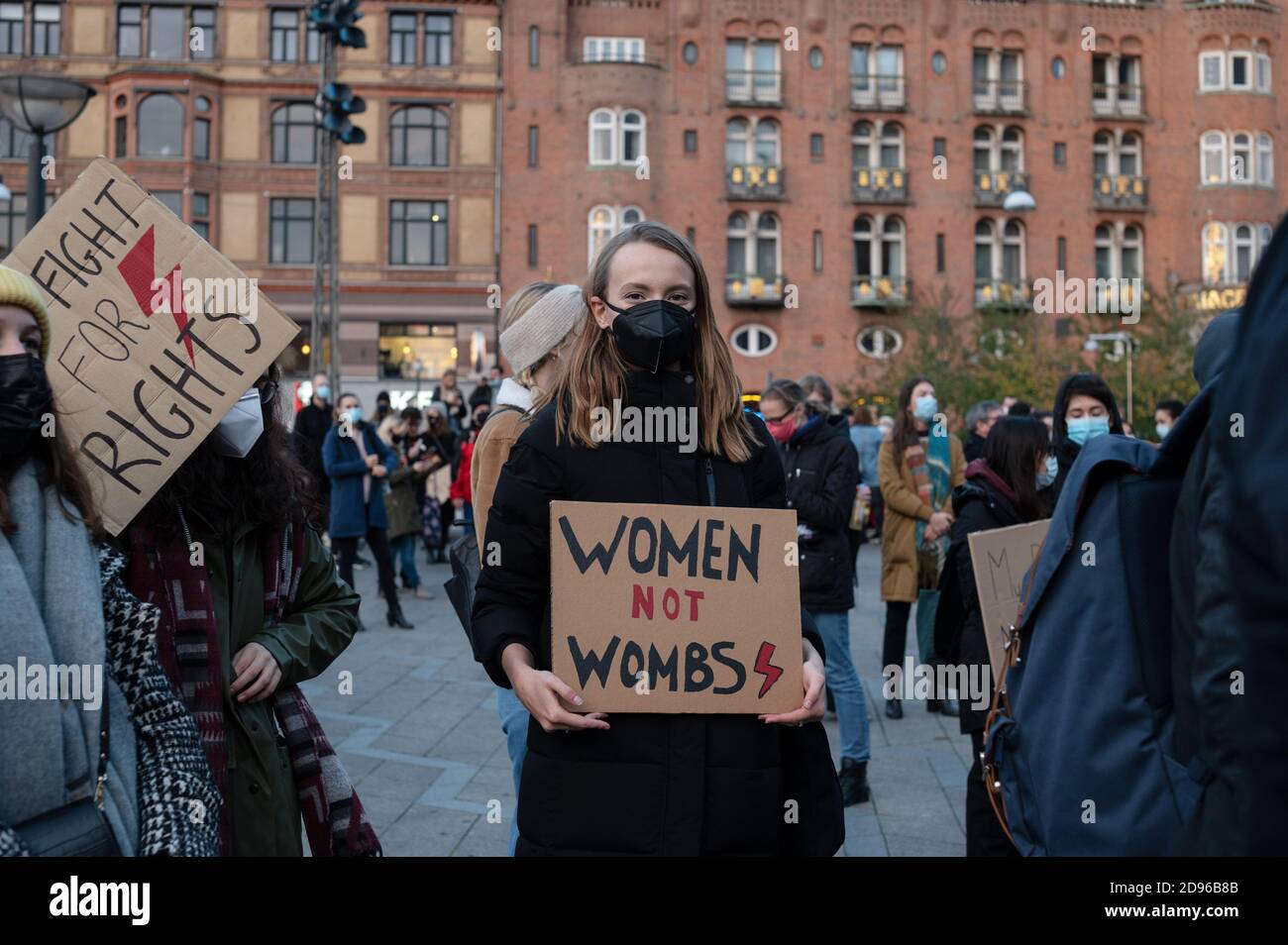 Copenaghen, Danimarca. 01 novembre. I polacchi in Danimarca e i sostenitori protestano contro l'inasprimento della legge sull'aborto in Polonia. I manifestanti tengono i cartelli con slogan e hanno portato l'immagine rossa del fulmine che è diventata un simbolo delle proteste. Foto Stock