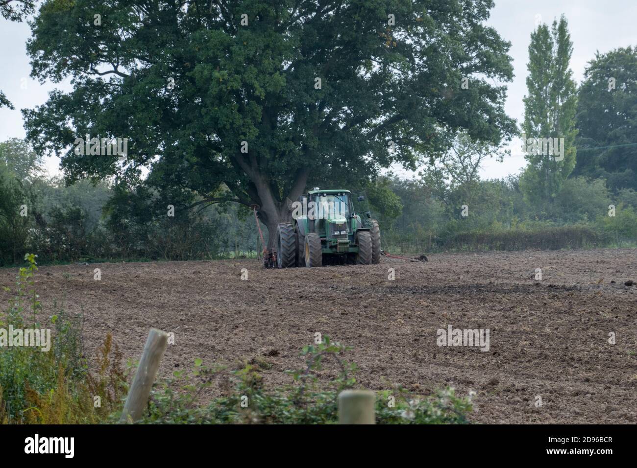 Trattore John Deer con ruote gemellate con seminatrice Foto Stock