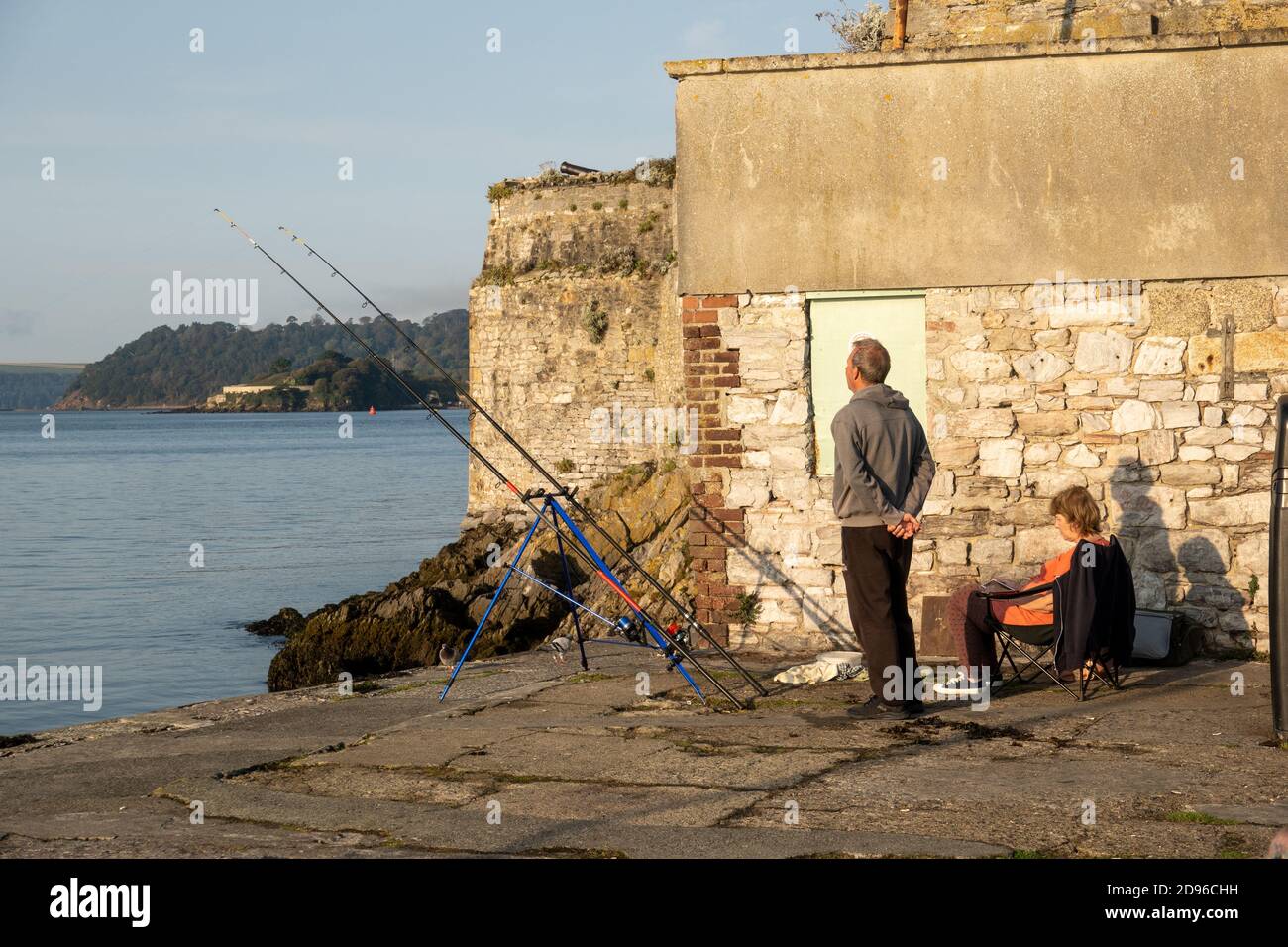 Pescatore e canne da pesca, pesca di mare, Plymouth Foto Stock