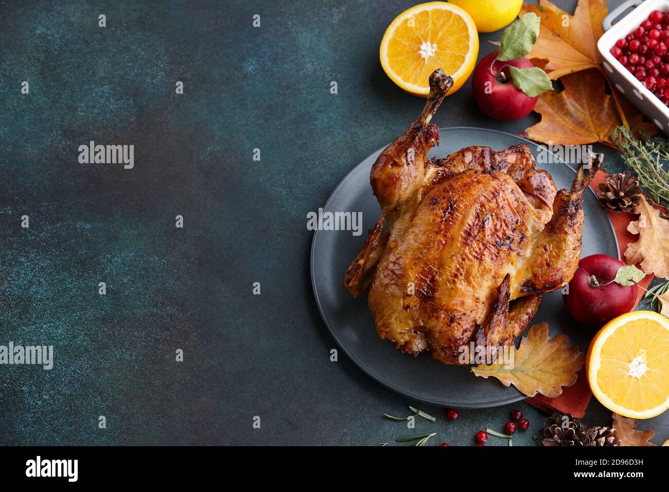 tacchino arrosto o pollo per la cena del Ringraziamento. Preparazione alle festività. Foto Stock
