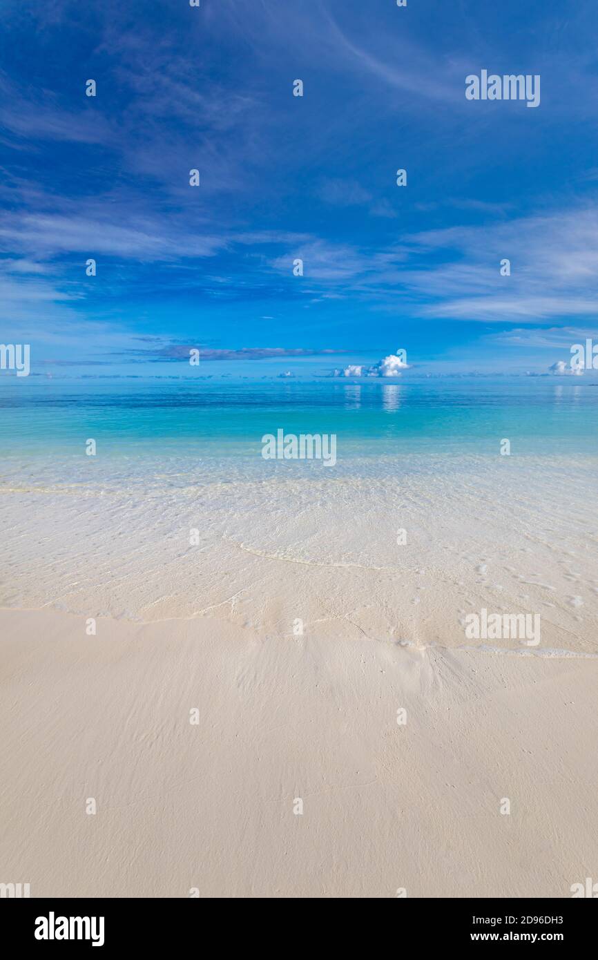 Spiaggia e mare tropicale, tranquillo paesaggio naturale, scenografico con l'acqua dell'oceano. Orizzonte, mare. Tranquilla vista infinita Foto Stock