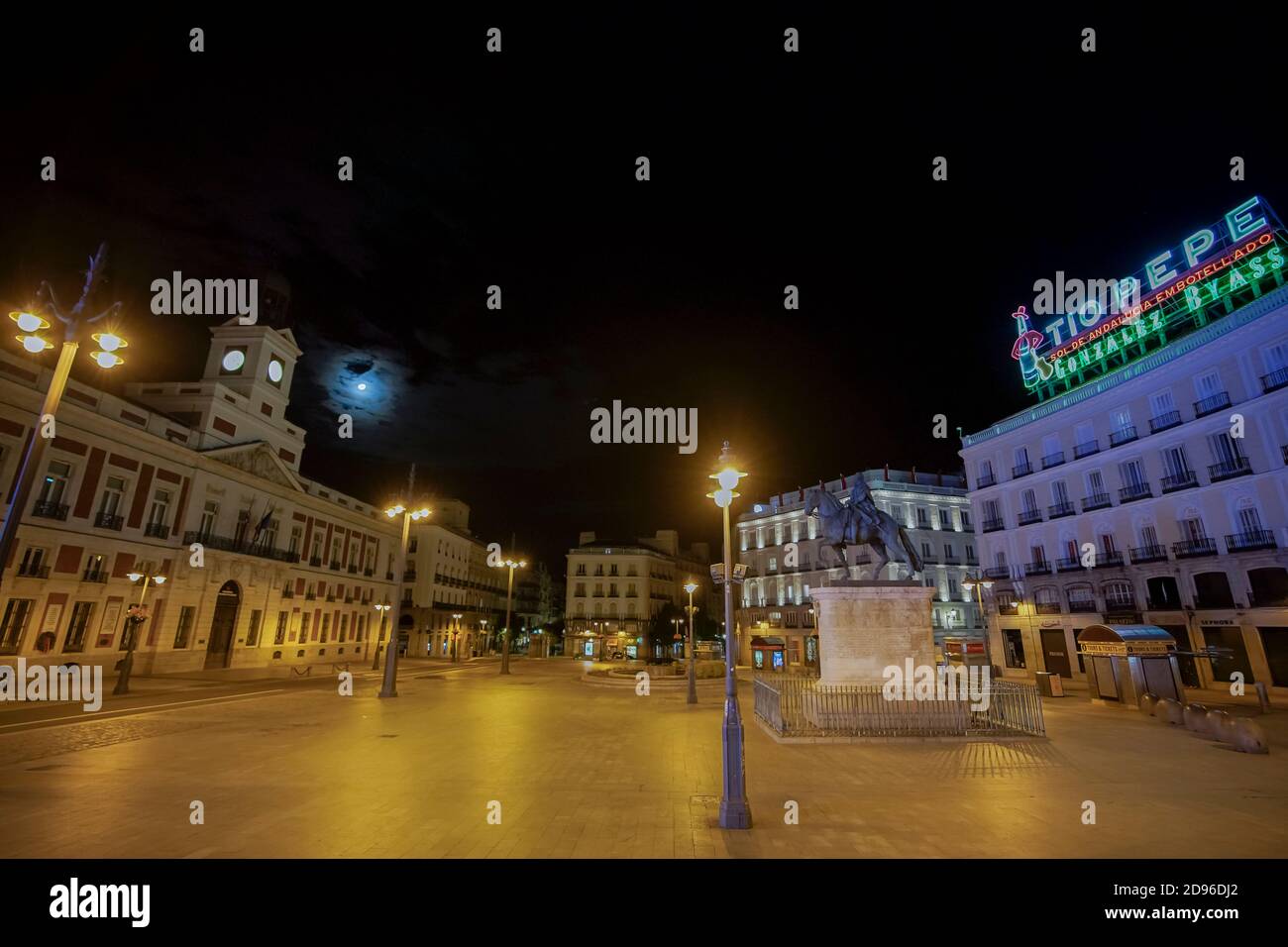 Vuota piazza Puerta del Sol, a Madrid, in seguito al coprifuoco della notte imposto dalla mezzanotte alle 6:00 per frenare le infezioni da Covid-19 durante la seconda ondata di coronavirus Foto Stock