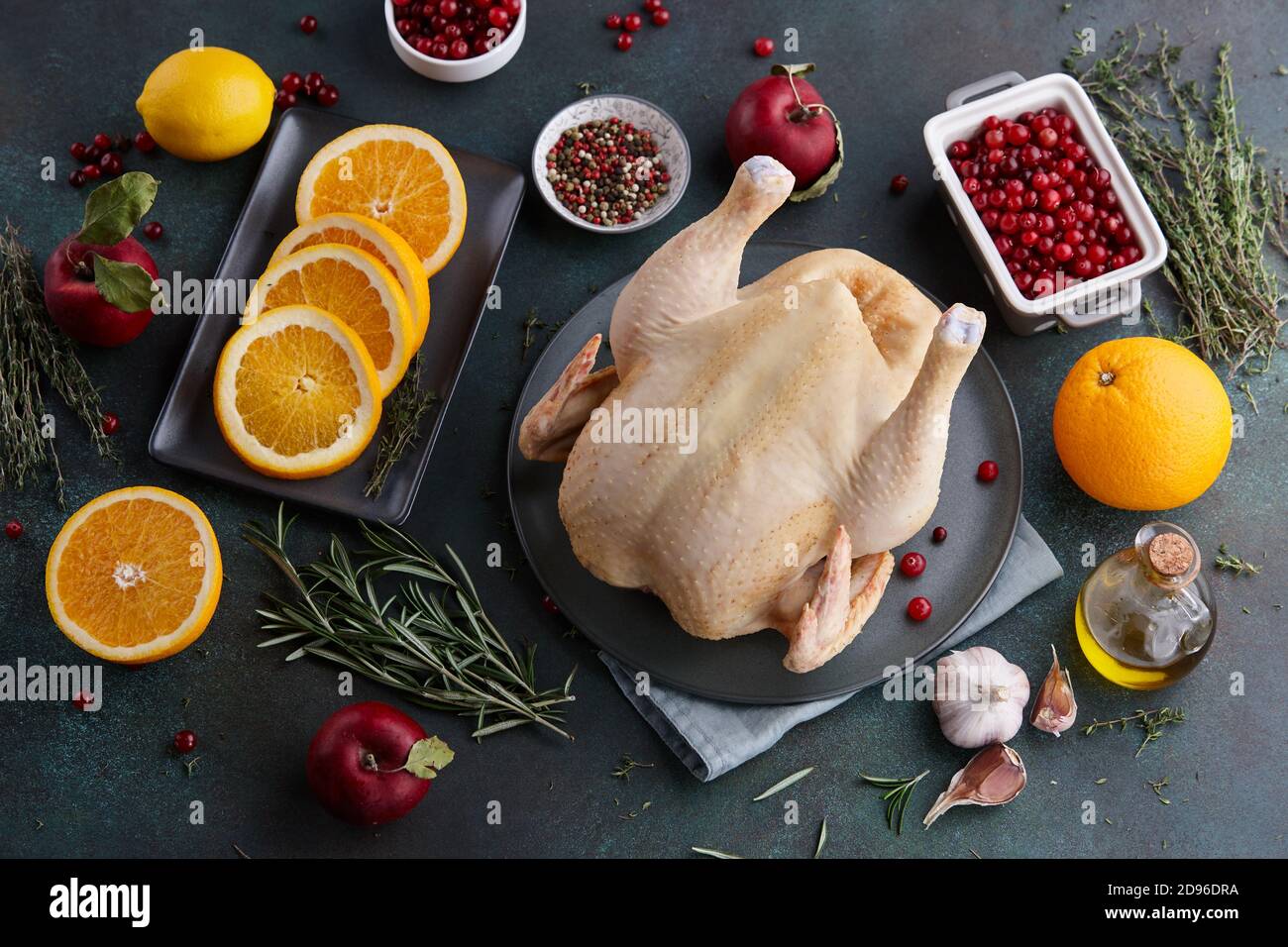 tacchino crudo o cucina di pollo per la cena del Ringraziamento. Preparazione alle festività. Foto Stock