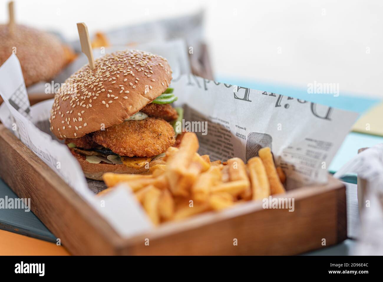 Primo piano di hamburger di manzo su sfondo tavola di legno. Hamburger di carne alla griglia hamburger, lattuga, pomodoro e uova fritte. Hamburger gourmet fatto a mano Foto Stock