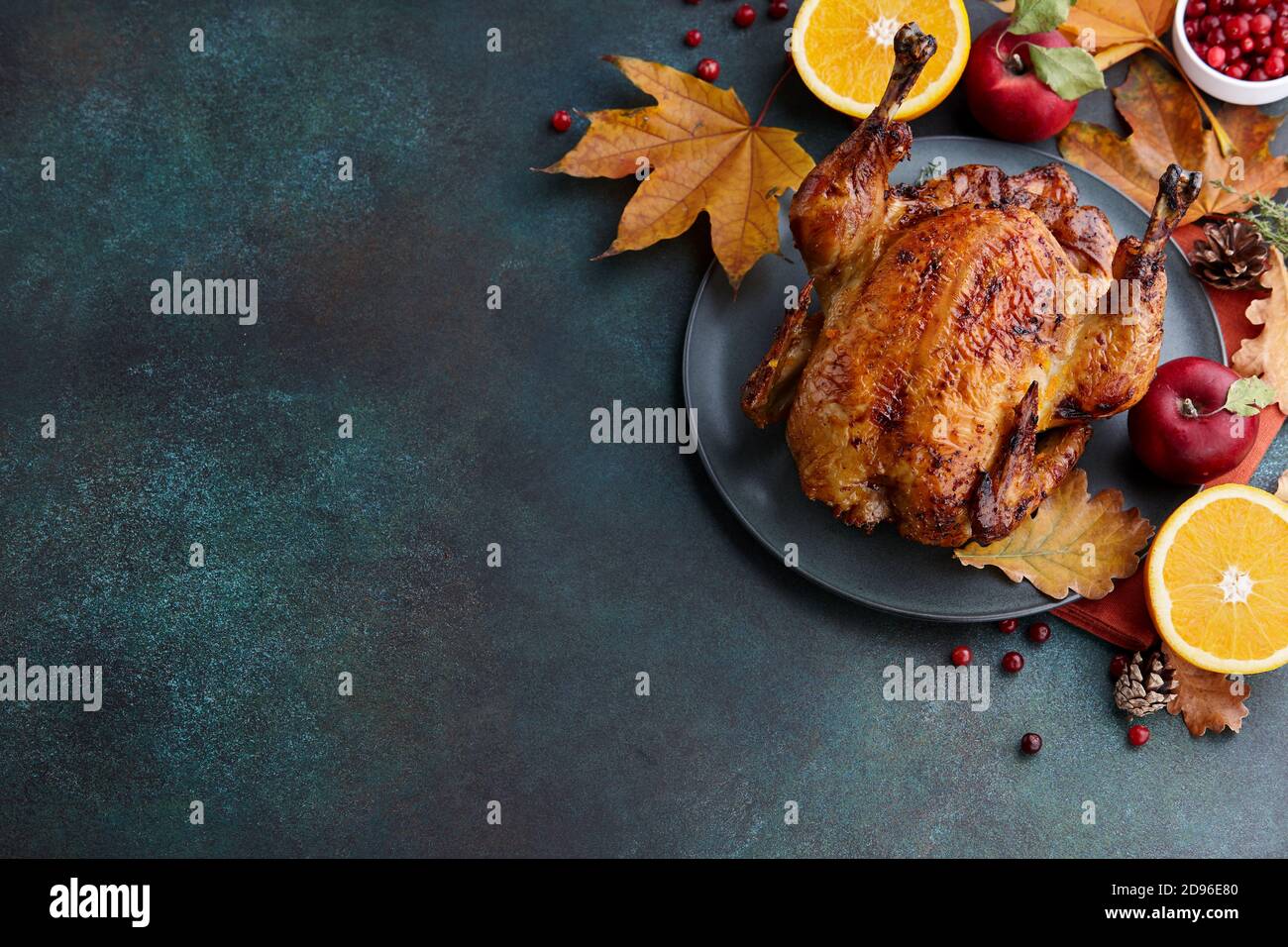 tacchino arrosto o pollo per la cena del Ringraziamento. Preparazione alle festività. Foto Stock