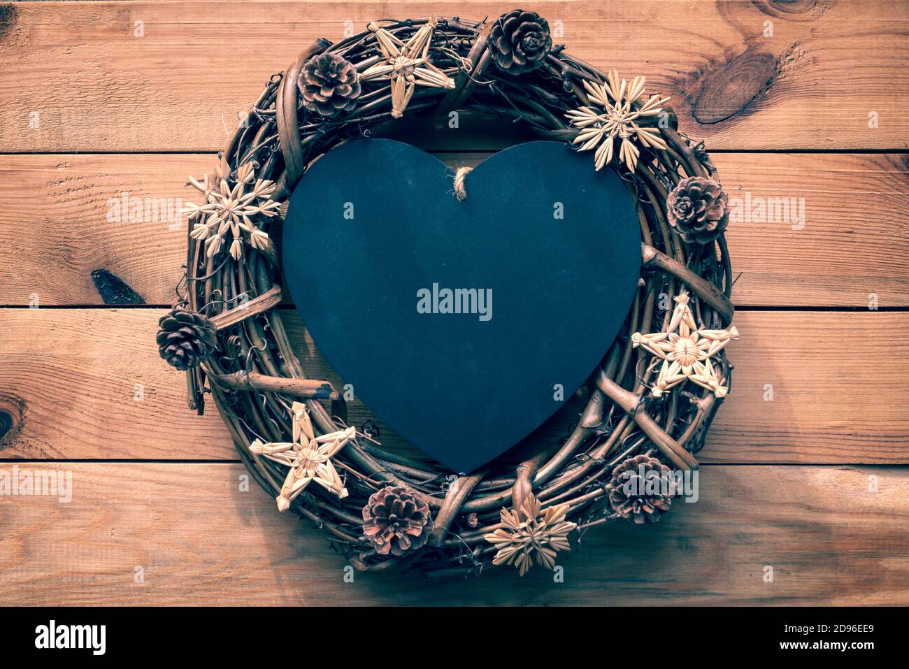 Corona di Natale rustica su sfondo tavole di legno con spazio copia Foto Stock