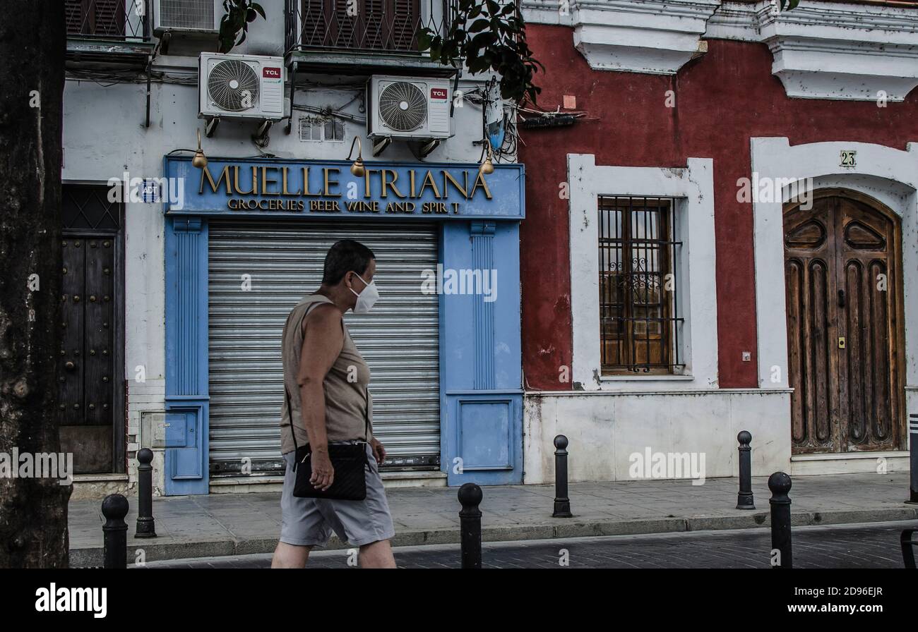 Via di Siviglia, Spagna nel quartiere Triana durante la pandemia di Covid-19 Foto Stock