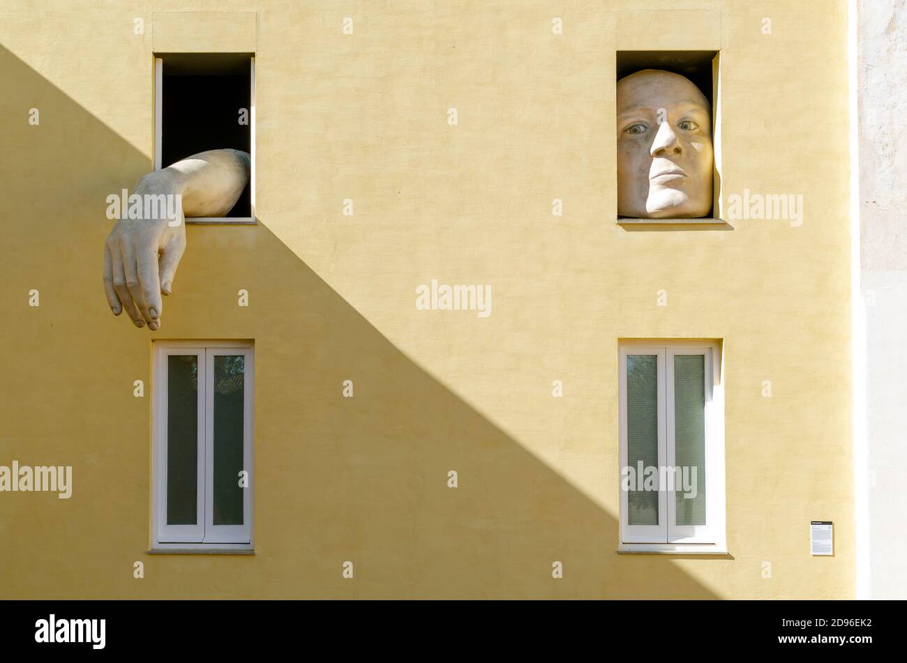 Figura che si affaccia da una finestra chiamata 'Alicia' di Cristina Lucas (2009) nel Monastero di la Cartuja. Foto Stock