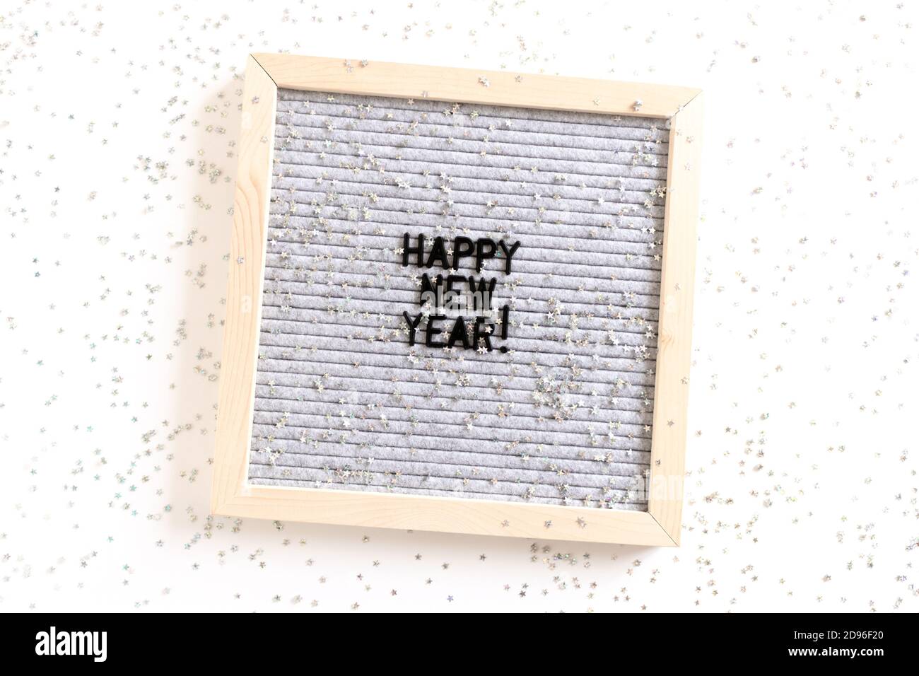 Letterboard con citazione Felice anno nuovo e stelle d'argento Foto Stock