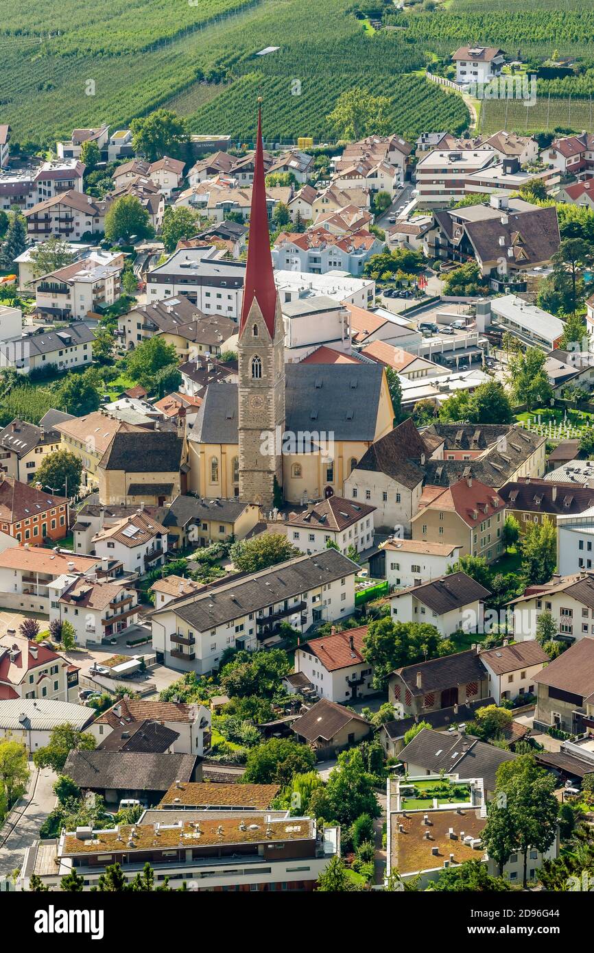 Superba vista aerea verticale del centro storico di Silandro, Alto Adige, Italia, in una giornata di sole Foto Stock