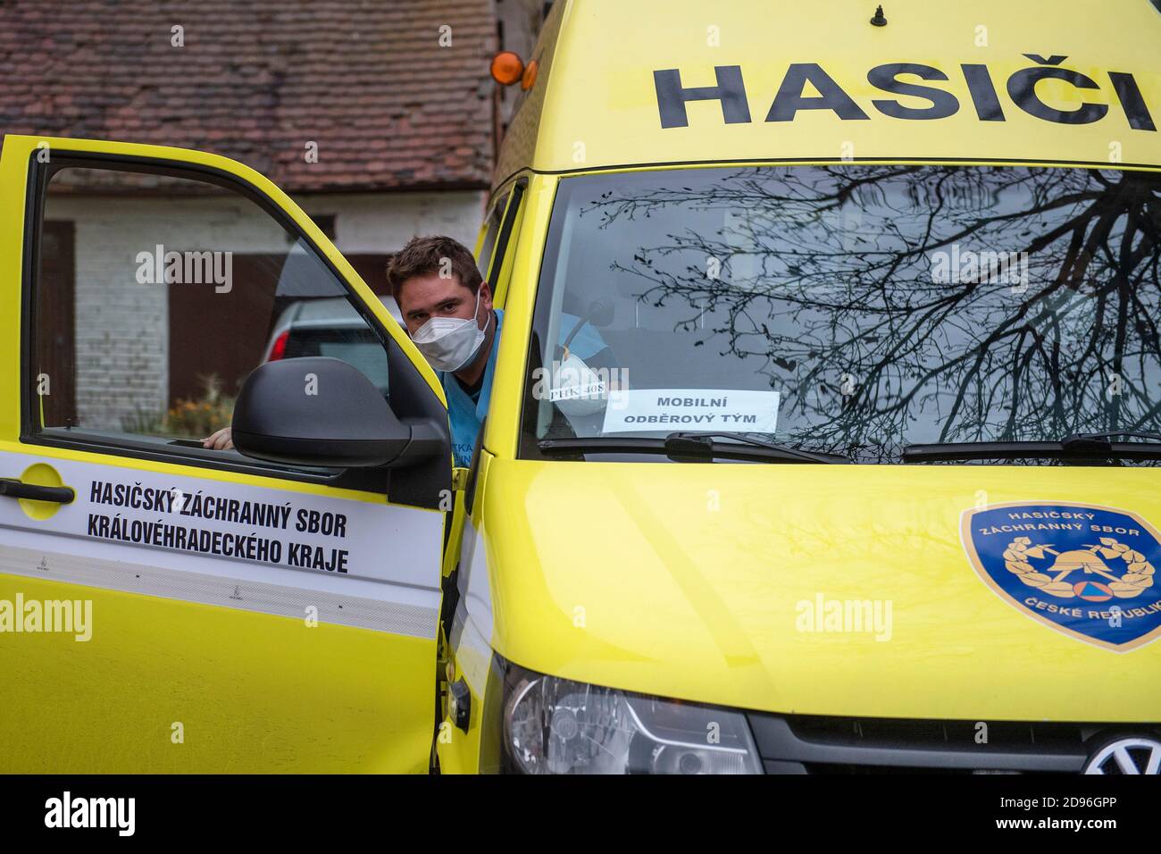 Trebechovice Pod Orebem, Repubblica Ceca. 03 Nov 2020. Membro del team mobile dei vigili del fuoco lascia l'auto a casa Hedvika per anziani a Trebechovice pod Orebem, Repubblica Ceca, 3 novembre 2020. Il team mobile dei vigili del fuoco ha preso campioni per i test su covid-19 dai dipendenti della pensione Hedvika per gli anziani a Trebechovice pod Orebem. I vigili del fuoco nella regione di Hradec Kralove vanno principalmente alle strutture sociali o a persone che non possono venire alla collezione da soli. Credit: David Tanecek/CTK Photo/Alamy Live News Foto Stock