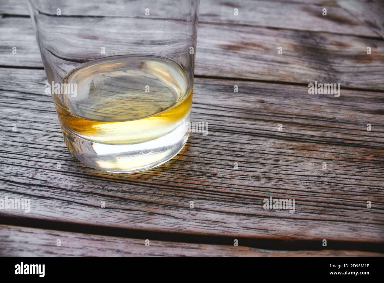 Primo piano di un bicchiere di whisky su un legno tabella Foto Stock