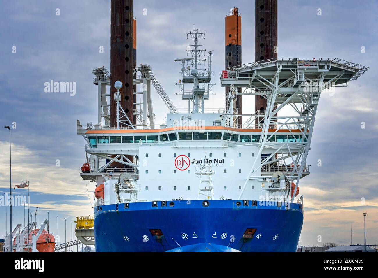 Imbarcazione offshore per installazione di impianti di sollevamento Vole Au Vent ormeggiata presso il terminal per carichi pesanti REBO nel porto di Ostenda, Fiandre Occidentali, Belgio Foto Stock