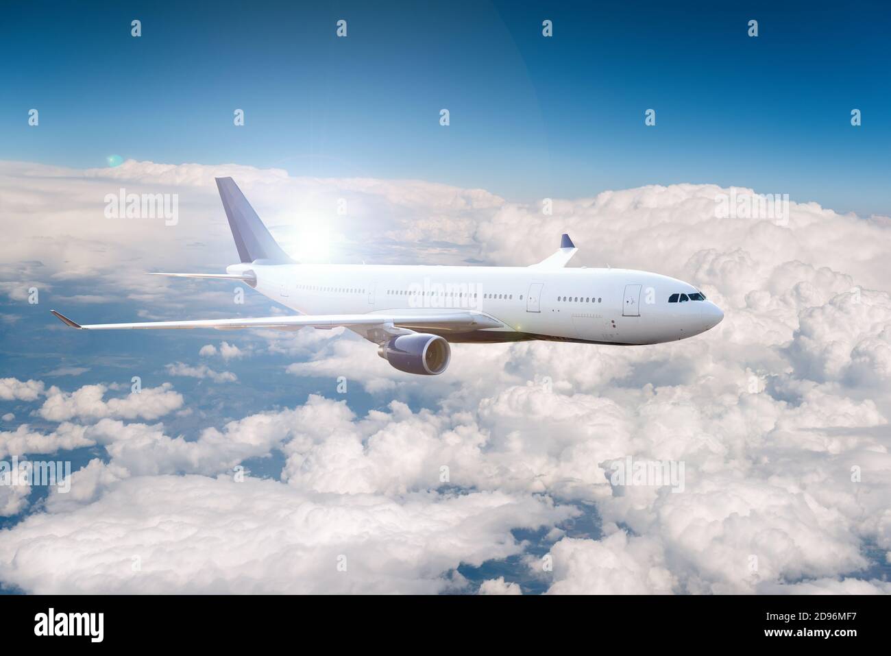 Aereo passeggeri in volo sulle nuvole. Foto Stock