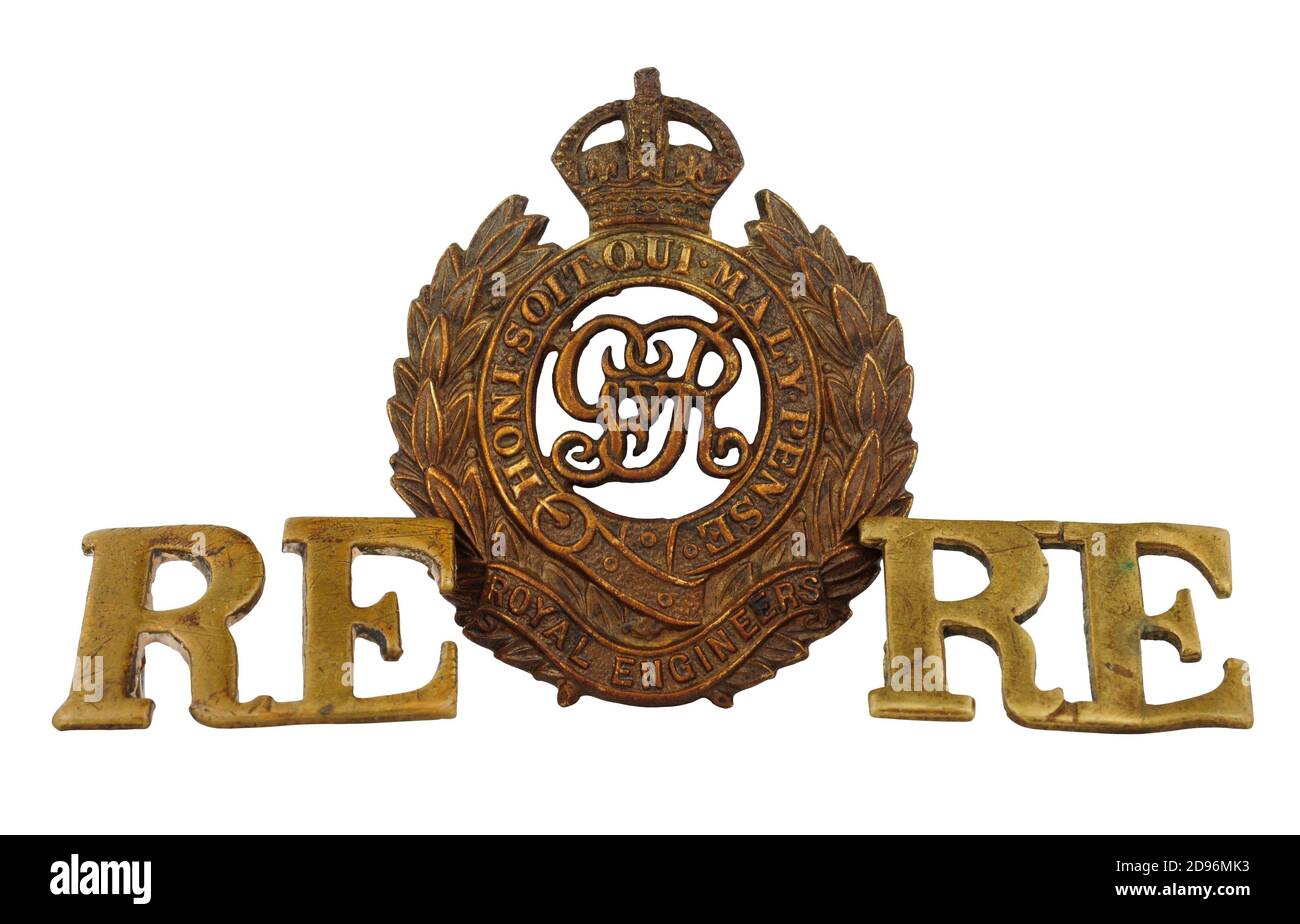 Esercito britannico Royal Corps of Engineers guerra mondiale un cappello titoli di badge e spalla isolati su sfondo bianco Foto Stock