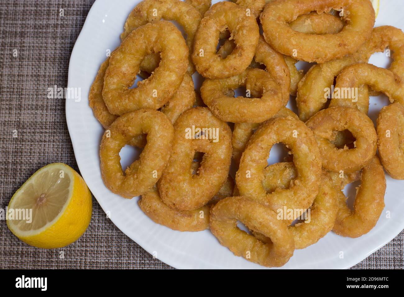 Piastra di anelli di calamari impanati. Anelli di calamari in stile romano Foto Stock