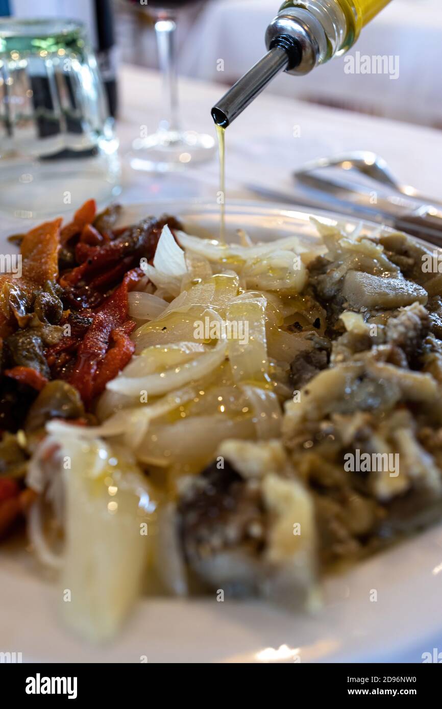 Sano cibo tipico catalano nel ristorante, verdure arrostite, il suo nome è escalivada Foto Stock