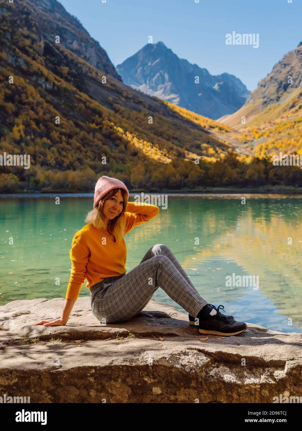 Bella donna al lago di cristallo nelle montagne autunnali. Lago di montagna  e ragazza escursionista Foto stock - Alamy