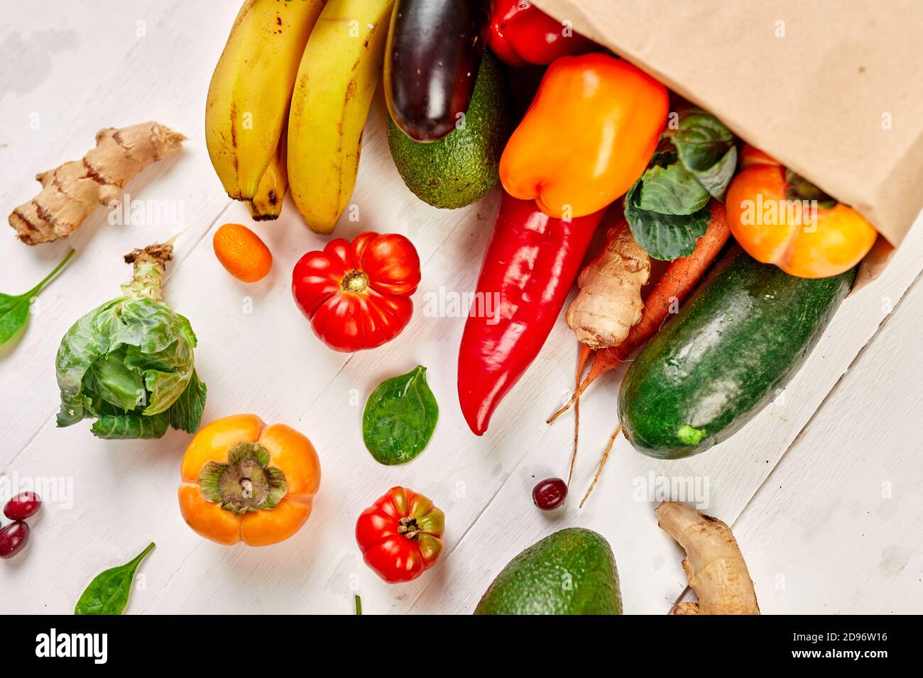 Borsa per la spesa in carta piatta con assortimento di verdure fresche e frutta Foto Stock