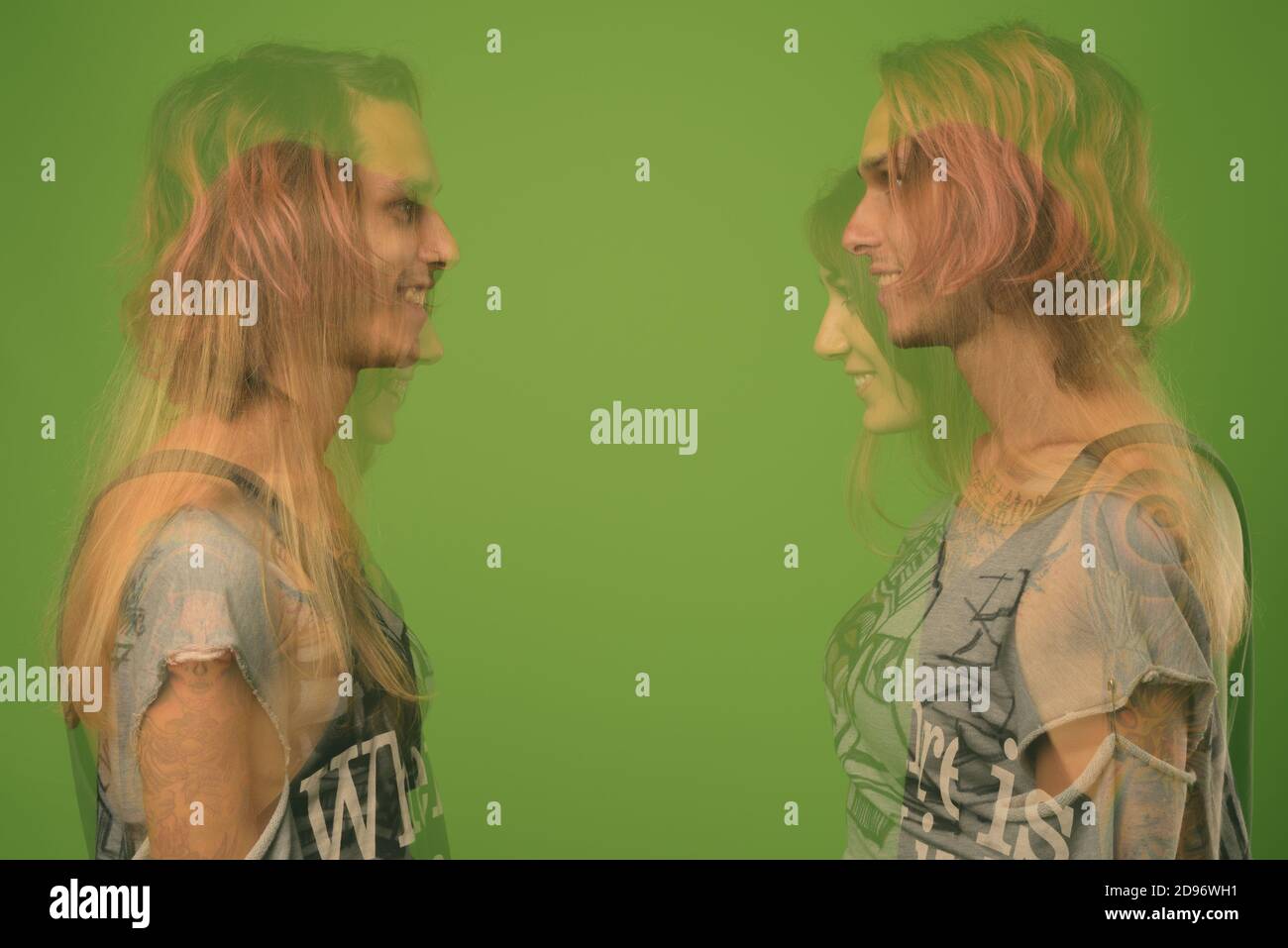 Studio di giovane uomo e donna ribelle insieme contro sfondo verde Foto Stock