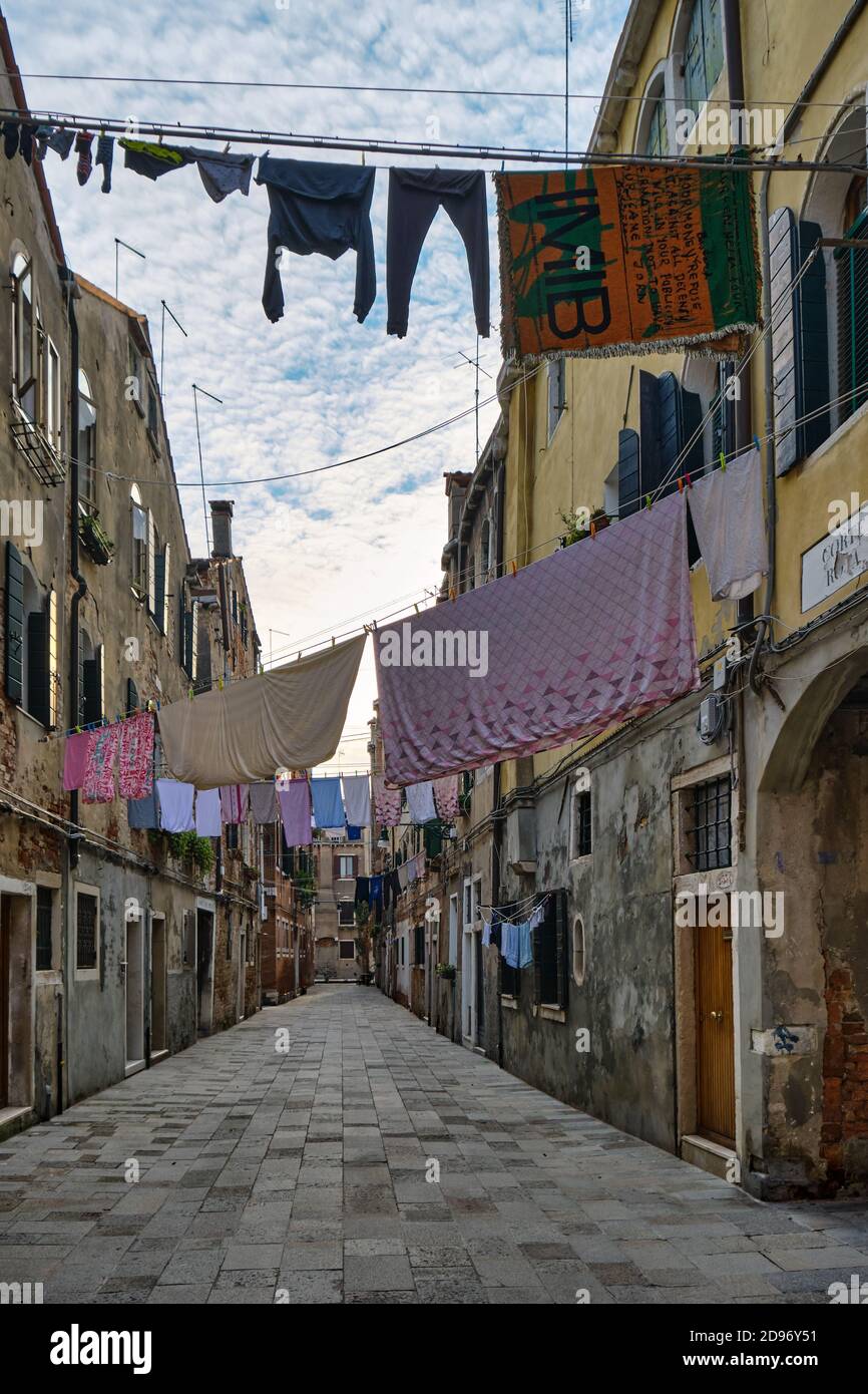 Lavanderia appesa a case esterne asciutte a Venezia, Veneto, Italia Foto Stock