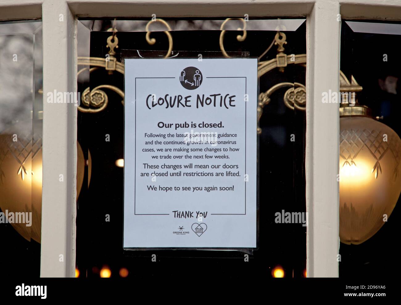 Grassmarket, Edimburgo, Scozia, Regno Unito. 3 novembre 2020. I pub nel Grassmarket nel centro della città hanno luci accese ma non sembra esserci nessuno a casa con posti a sedere ancora capovolti sui tavoli all'interno dei locali non è chiaro quando o se la direzione intende aprire per affari per servire i pasti, poiché attualmente non sono in grado di servire l'alcol a causa delle restrizioni del governo. premessa Foto Stock