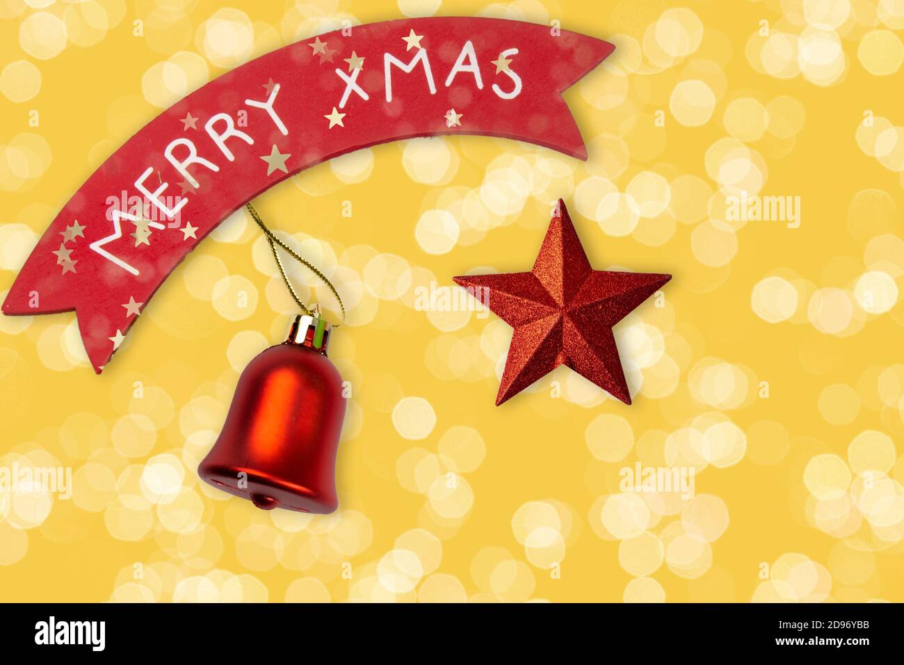 Sfondo decorativo con cartello di saluto natalizio, campana e stella rossa. Foto Stock