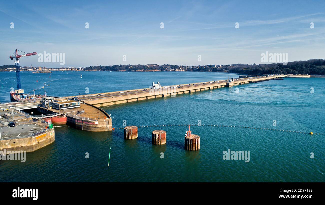 La Richardais (Bretagna, Francia nord-occidentale): Vista aerea della diga e della centrale elettrica di Rance Tidal Foto Stock