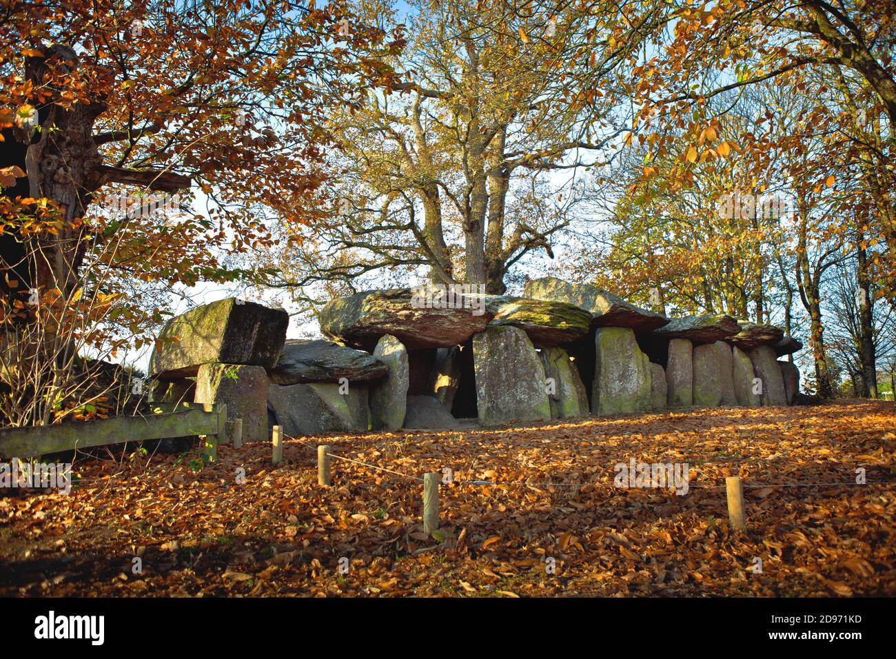 Esse (Bretagna, Francia nord-occidentale): dolmen, tomba di galleria di "la Roche-aux-Fees" (la roccia delle fate), monumento megalitico registrato come National Foto Stock