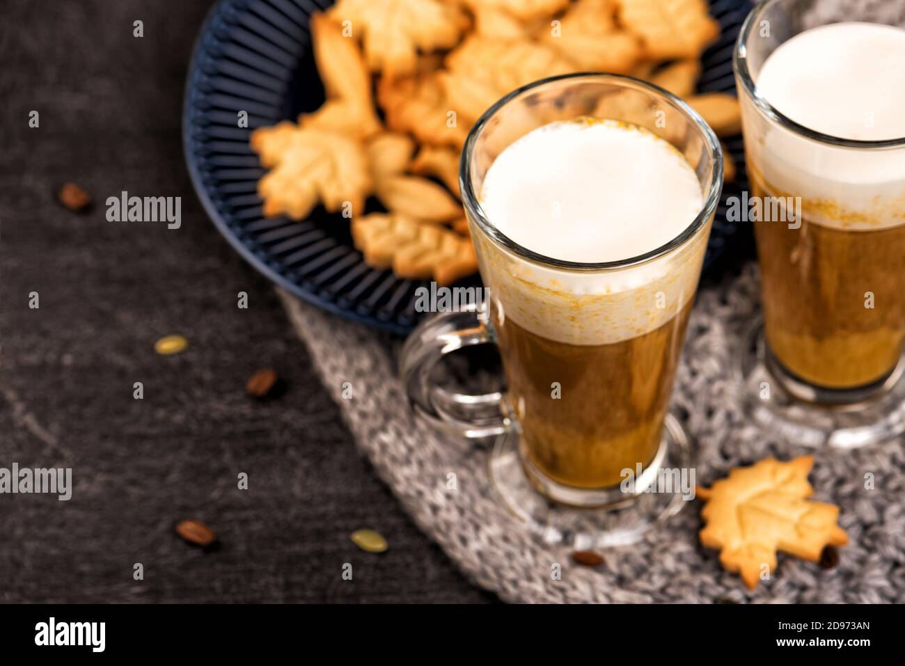 Latte piccante di zucca dolce con biscotti autunnali Foto Stock