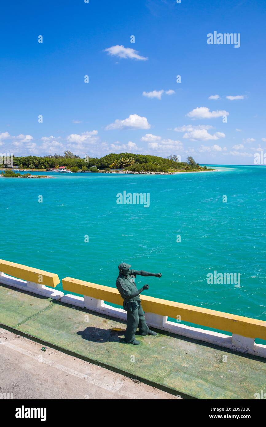 Cuba, provincia di Ciego de Avila, Jardines del Rey, statua di Ernest Hemingway sulla strada rialzata che collega Cayo Coco a Cayo Guillermo Foto Stock