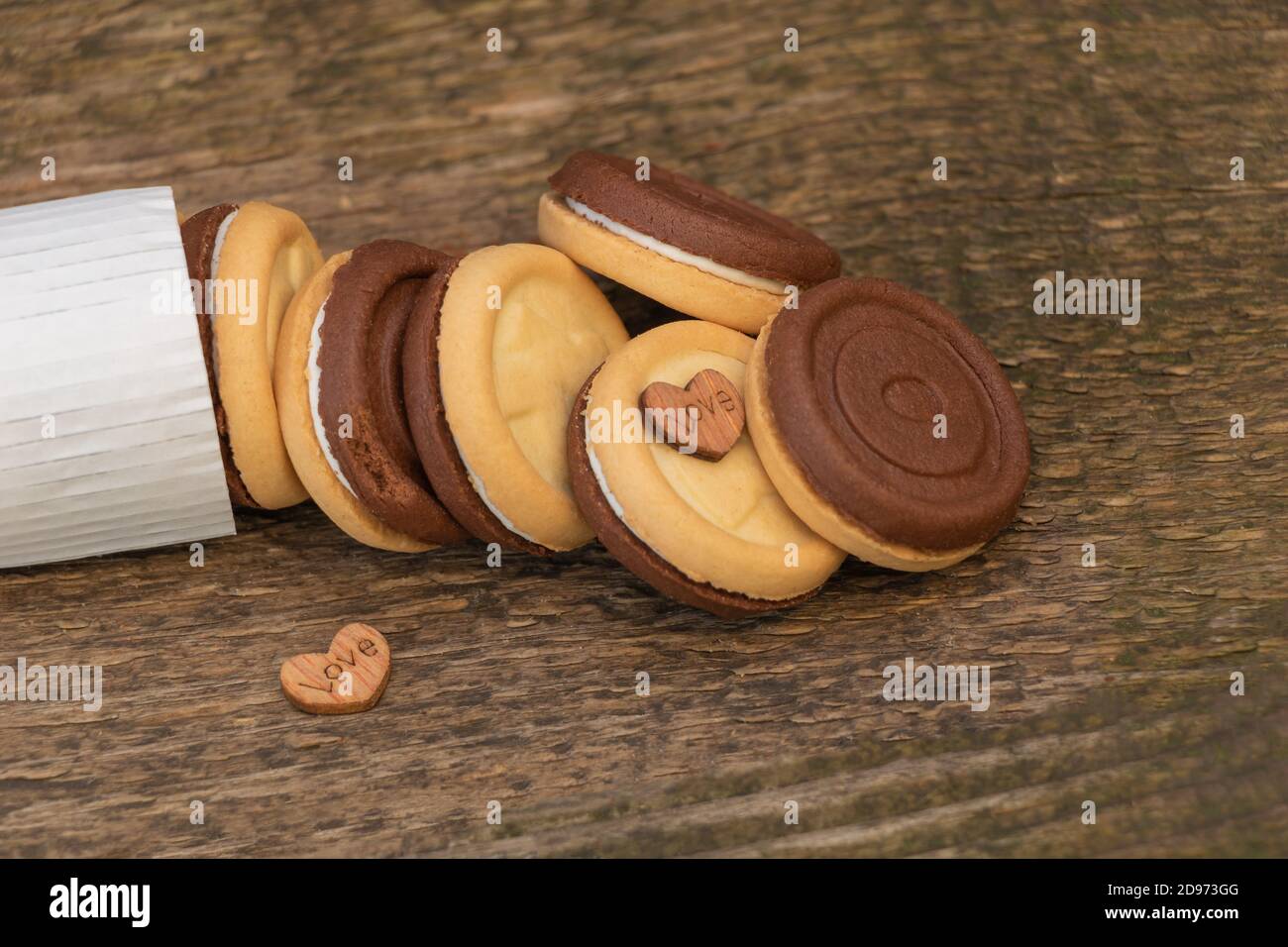 Biscotti su sfondo di legno. Con forme del cuore, amore mangiare biscotti concetto Foto Stock