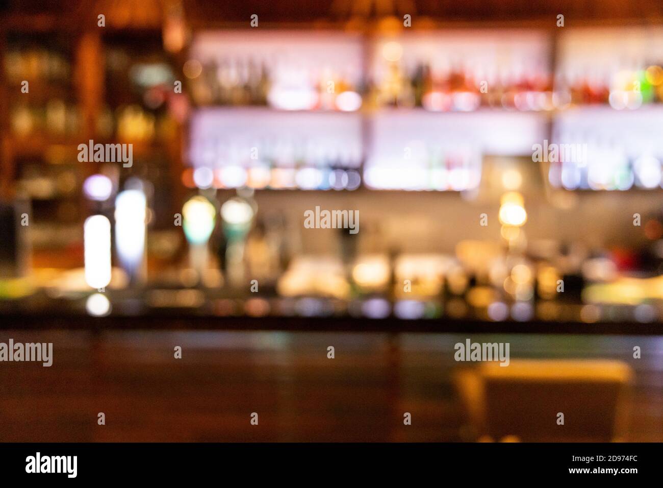 Visione in prospettiva offuscata della persona ubriaca del bancone del pub bar Foto Stock