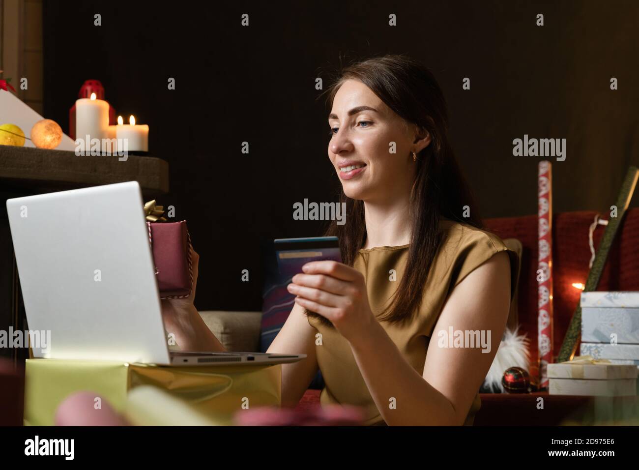 Laboratorio di articoli da regalo in una camera calda e accogliente. Decorazioni natalizie con caminetto. Ordinare regali online Foto Stock