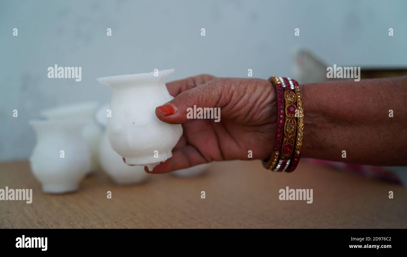 Zucchero Karwa e giocattoli di zucchero per il festival di karwachauth, la cultura indiana, felice Karwa Chaumh festival, indù sposato festival rituale di Karwa Cahuth Foto Stock